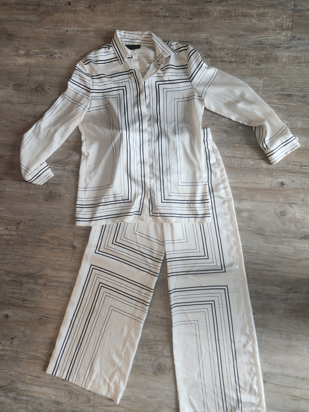 Zara Ivory Wide-Leg Pants with Black Geometric Lines - Picture 3 of 7